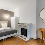 Elegant Apartment In The Heart Of Historic Paris