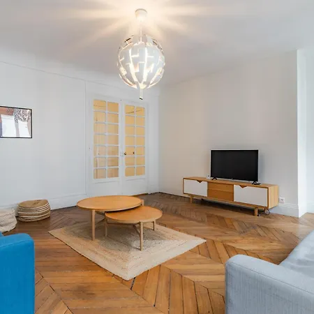 Elegant In The Heart Of Historic Parigi